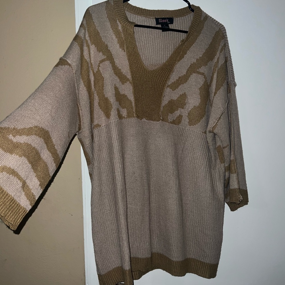 Lee Women's V-Neck Sweater in Beige and Olive